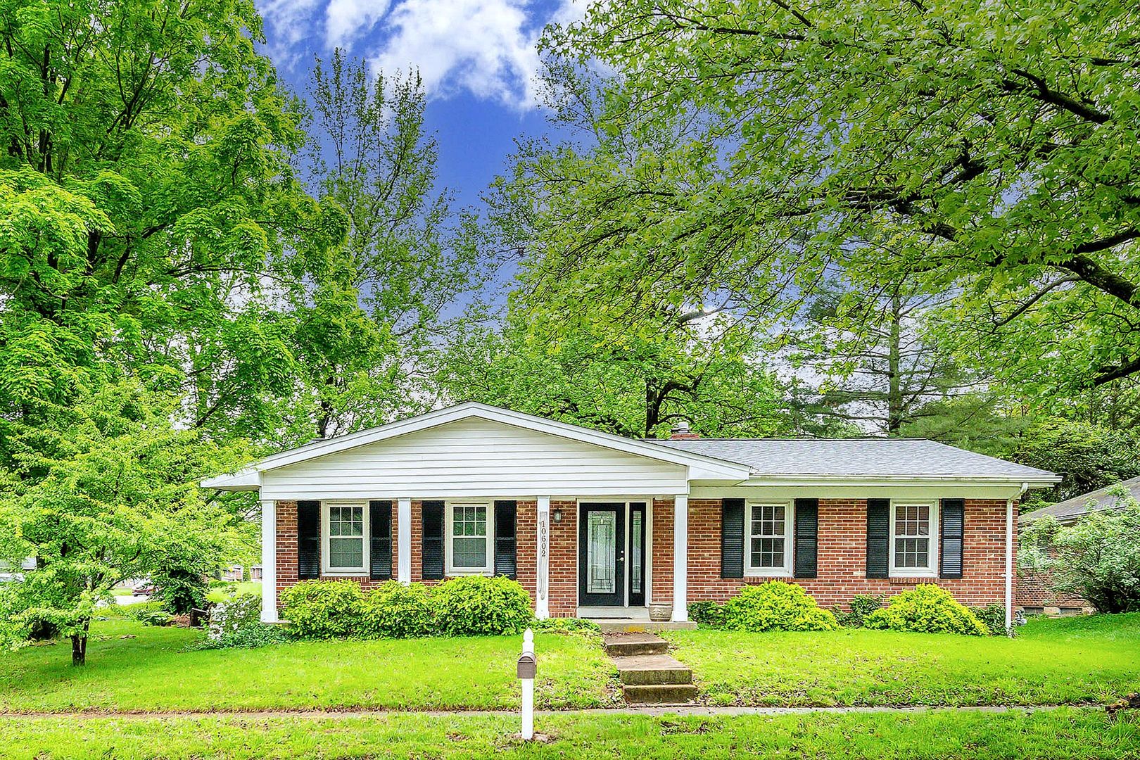 St. Louis House: 10602 Tioga Ct.