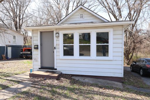 Cozy and recently updated 2-bedroom, 1-bath bungalow in Jennings! – photo 1