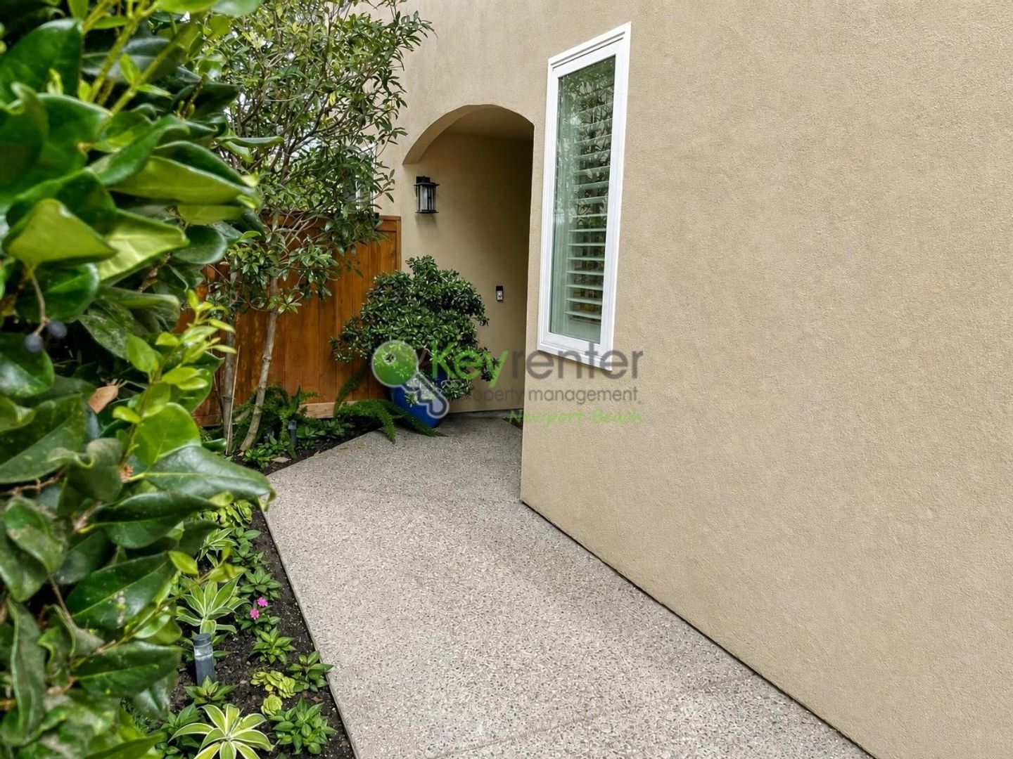 302 E 16th Street 2 of 12