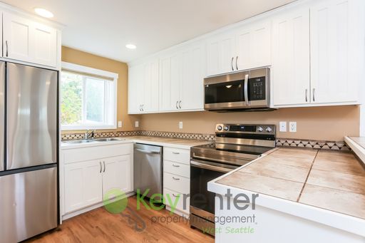 3-Bedroom Beauty with Fenced Yard and Flexible Living – photo 1