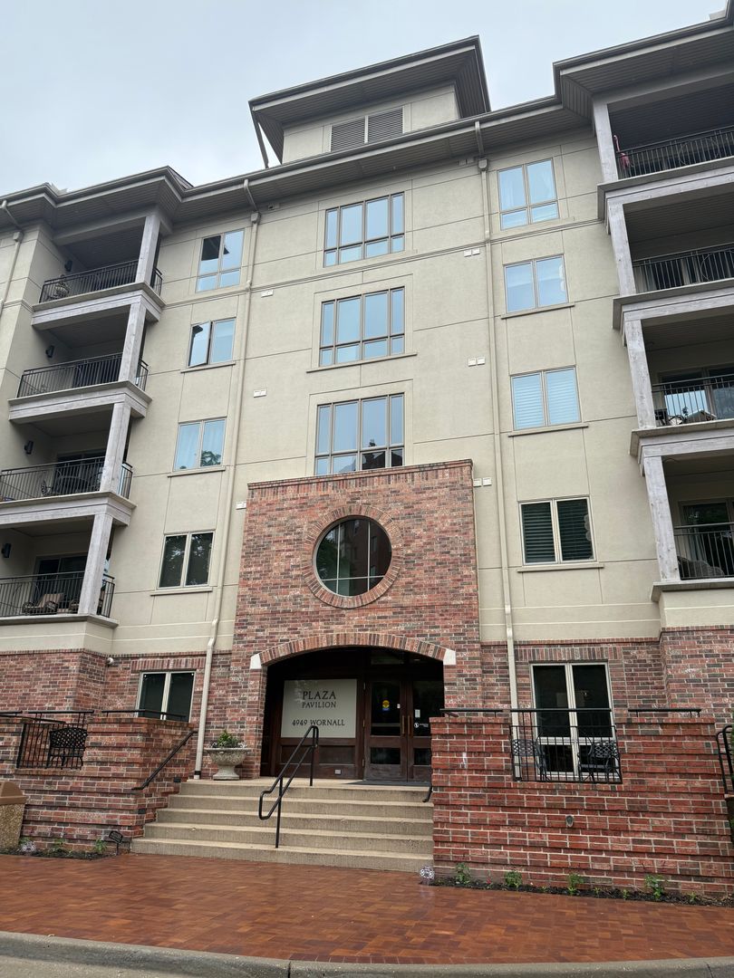 Kansas City Condo: 4949 Wornall Rd APT 403