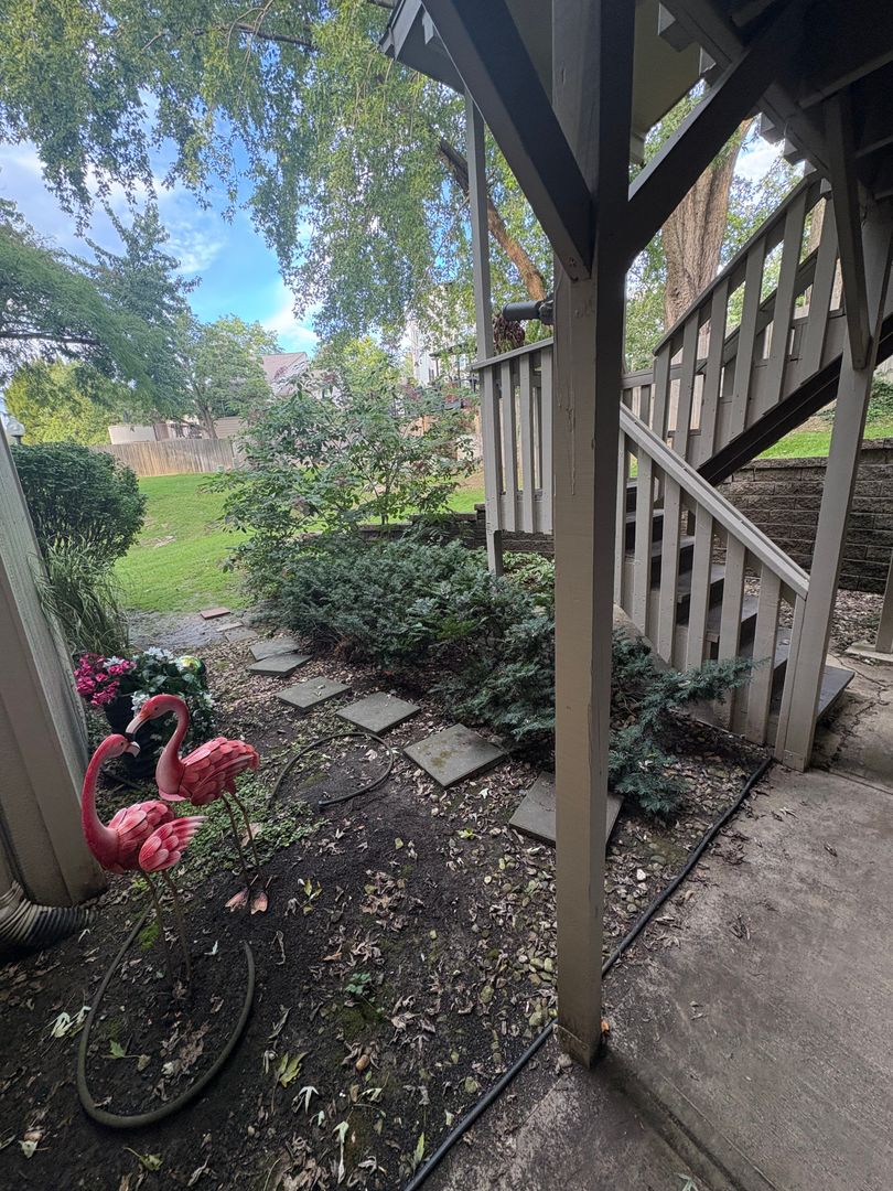 Mission Apartment: 5108 W 62nd St