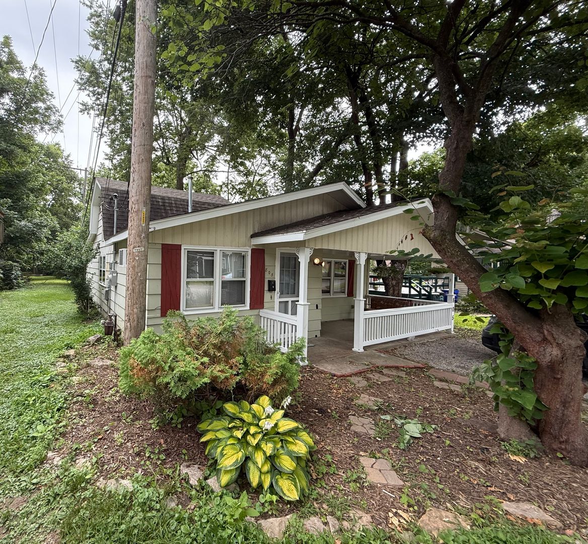 Grandview House: 805 Rhodes Ave