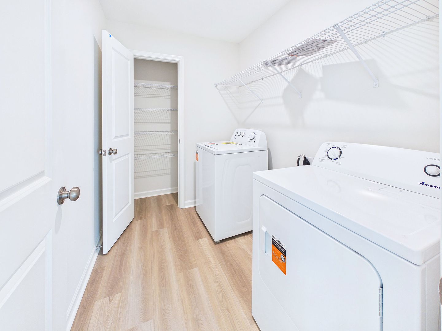 Laundry room at 860 Plymouth Rd