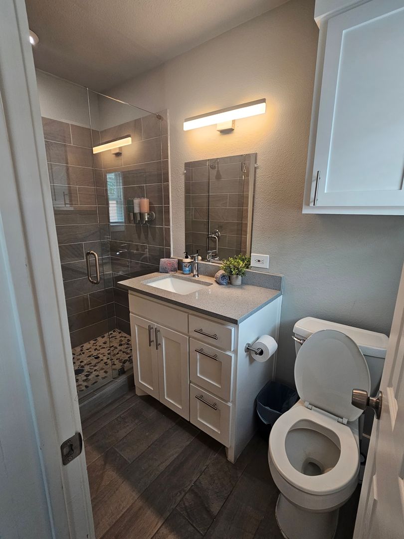 Spacious 3 Bed / 3 Bath Home with Modern Upgrades and Fenced Yard in South Dallas 8 of 12