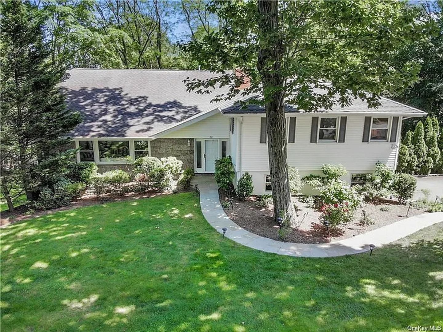 Scarsdale House: 152 Rock Creek Ln