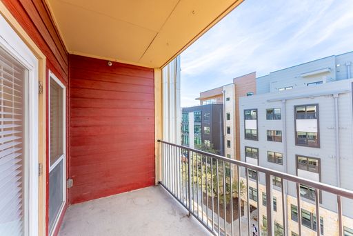 Spacious High-End 3b/2ba Condo with Stunning Balcony Views & Rooftop Pool! Blocks from UT! – photo 1