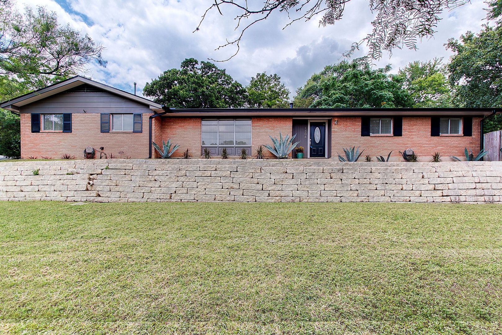 Austin House: 1304 Loma Dr