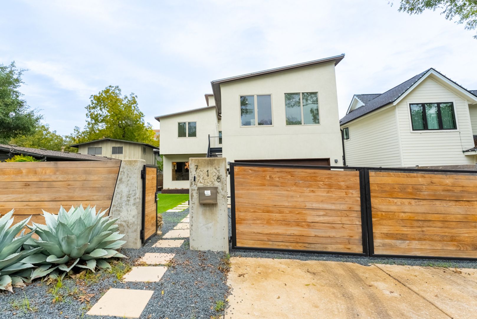 Austin House: 716 Post Oak St