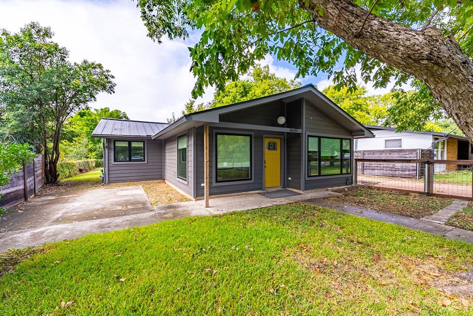 Austin House: 1601 Cloverleaf Dr