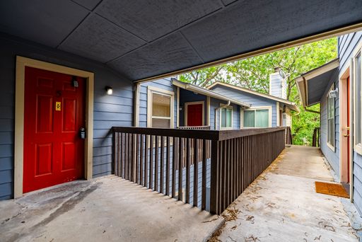 Beautiful 2 Bedrooms, 1.5 BathroomS home in Gateway Condominiums!!! – photo 1