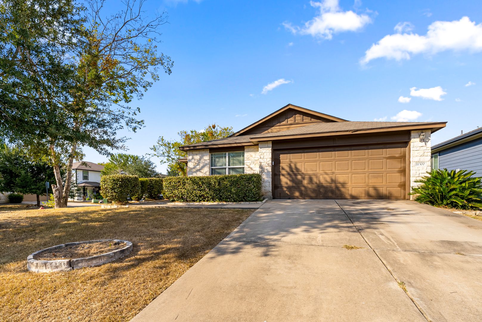 Manor House: 11300 Brenham St