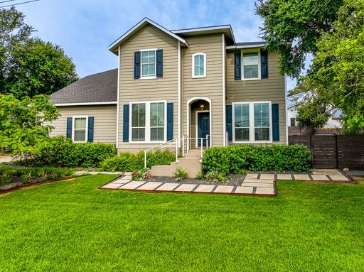 Discover Your Ideal Oasis: Elegance, Comfort, and Outdoor Bliss Await in this Dream Home! – photo 1