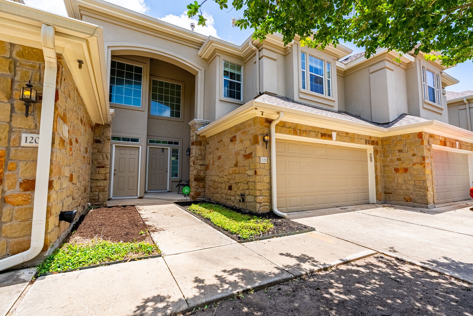 Austin House: 1101 E Parmer Ln #121