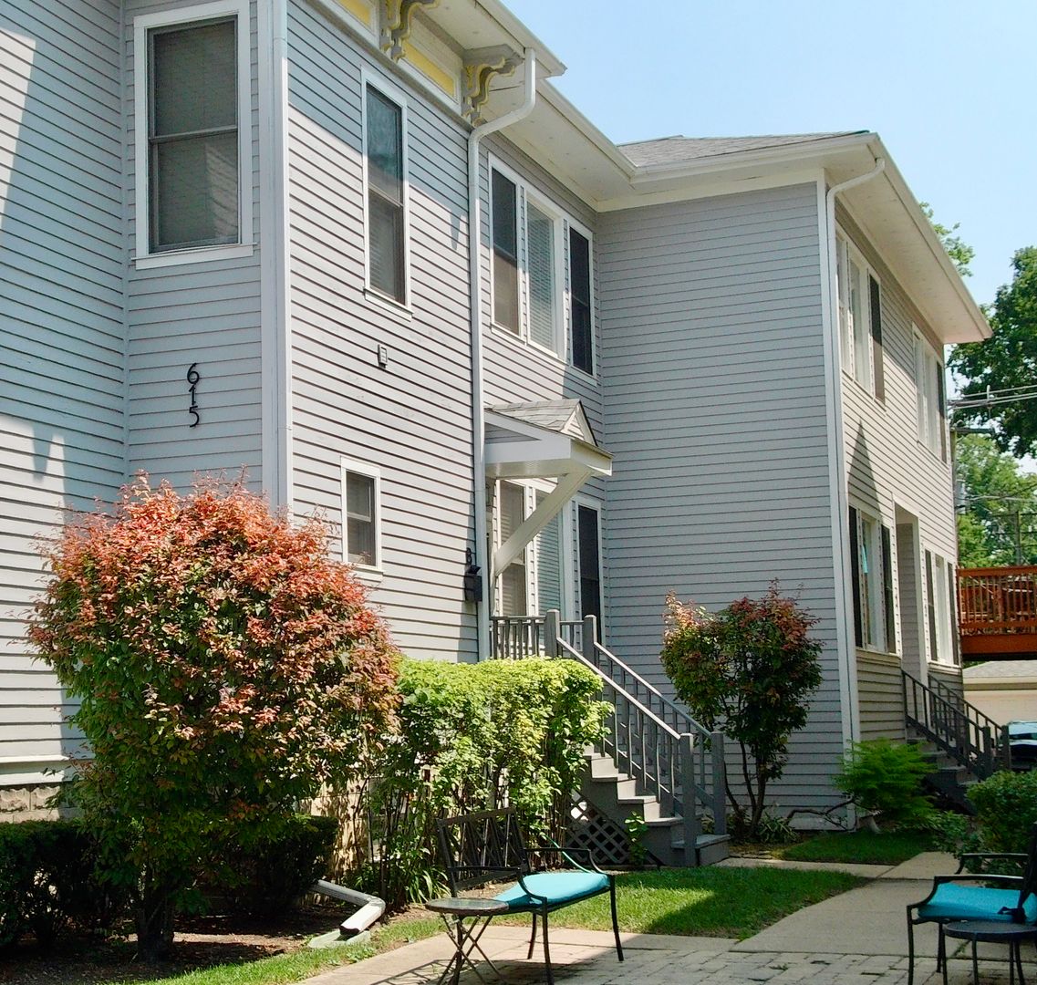 Oak Park Townhome: 615 South Blvd. Unit B