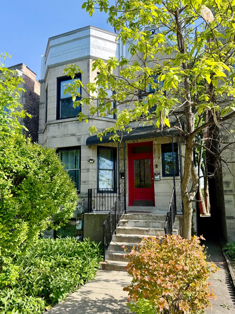 OAK PARK Apartment: 47 CHICAGO AVE