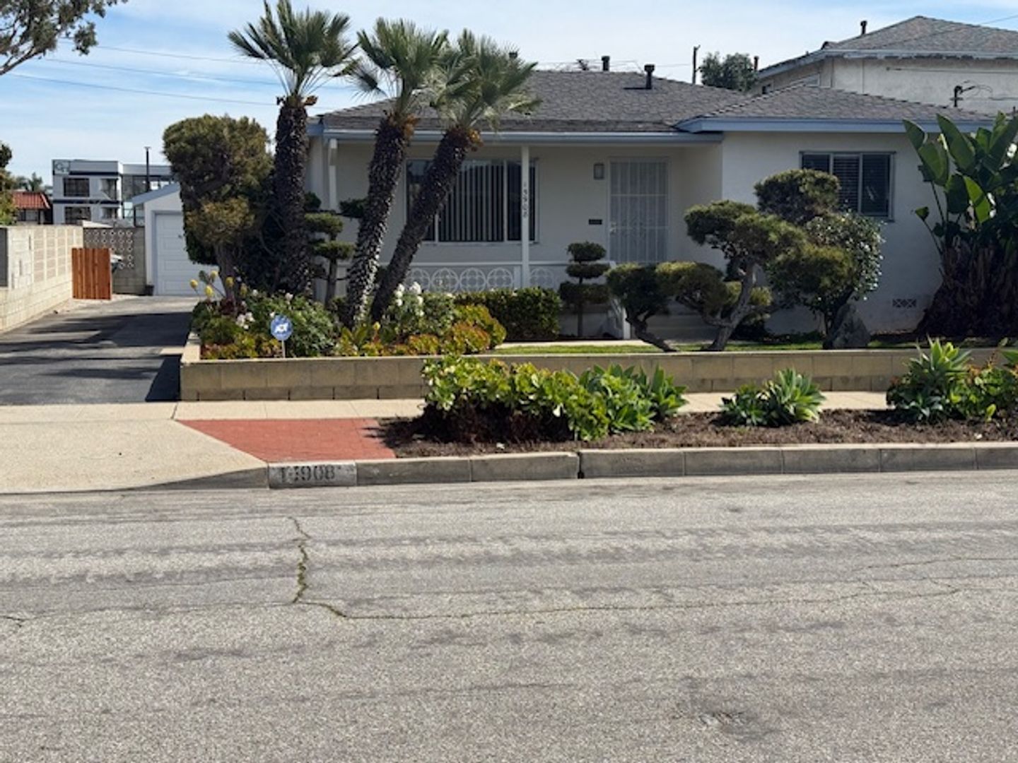 Gardena House: 15906 S. Manhattan Pl