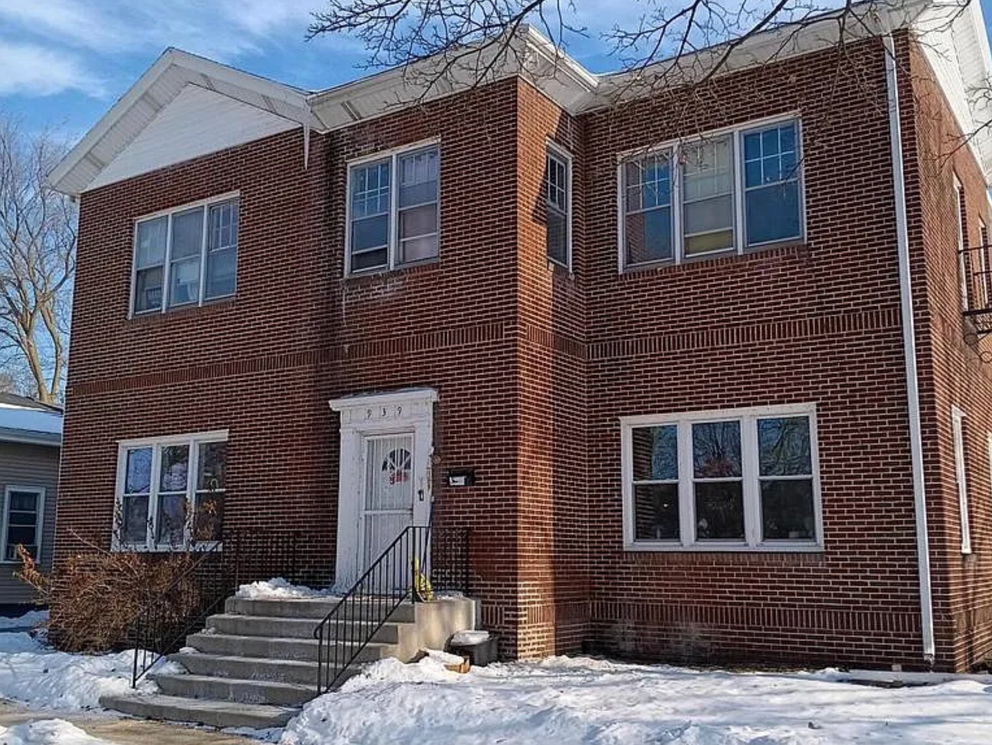 Racine Apartment: 939 College Ave