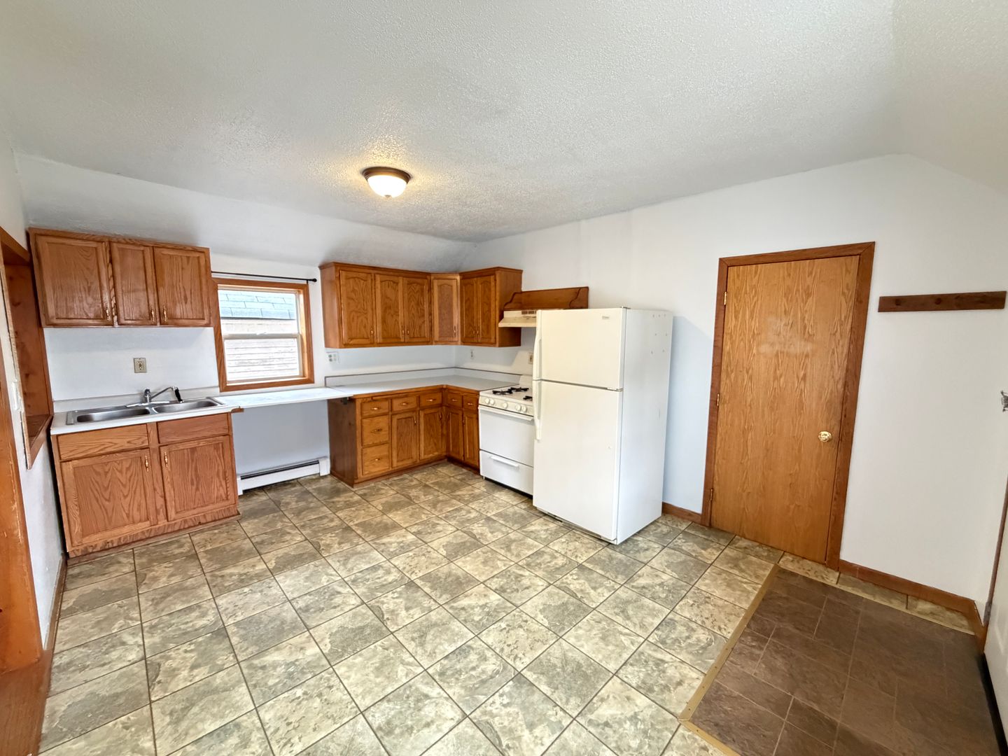 Superior Apartment: 2014 1/2 Banks Ave