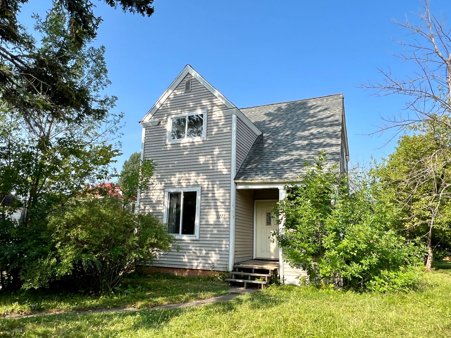 Superior House: 1227 Grand Ave
