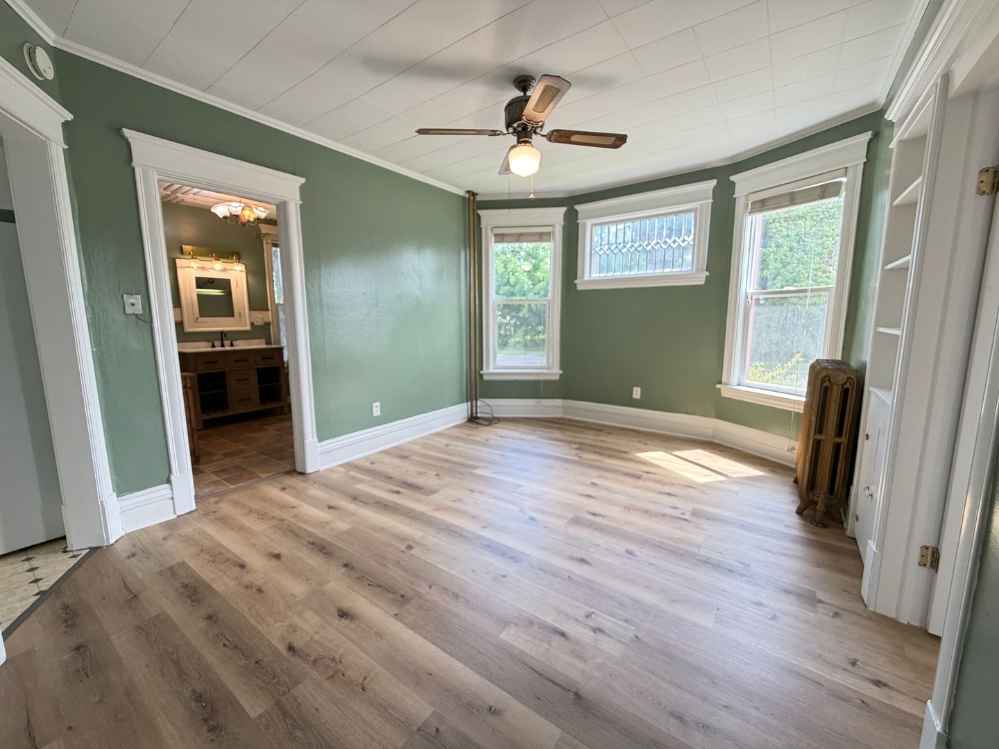 Superior Apartment: 1128 Hammond Ave - 1