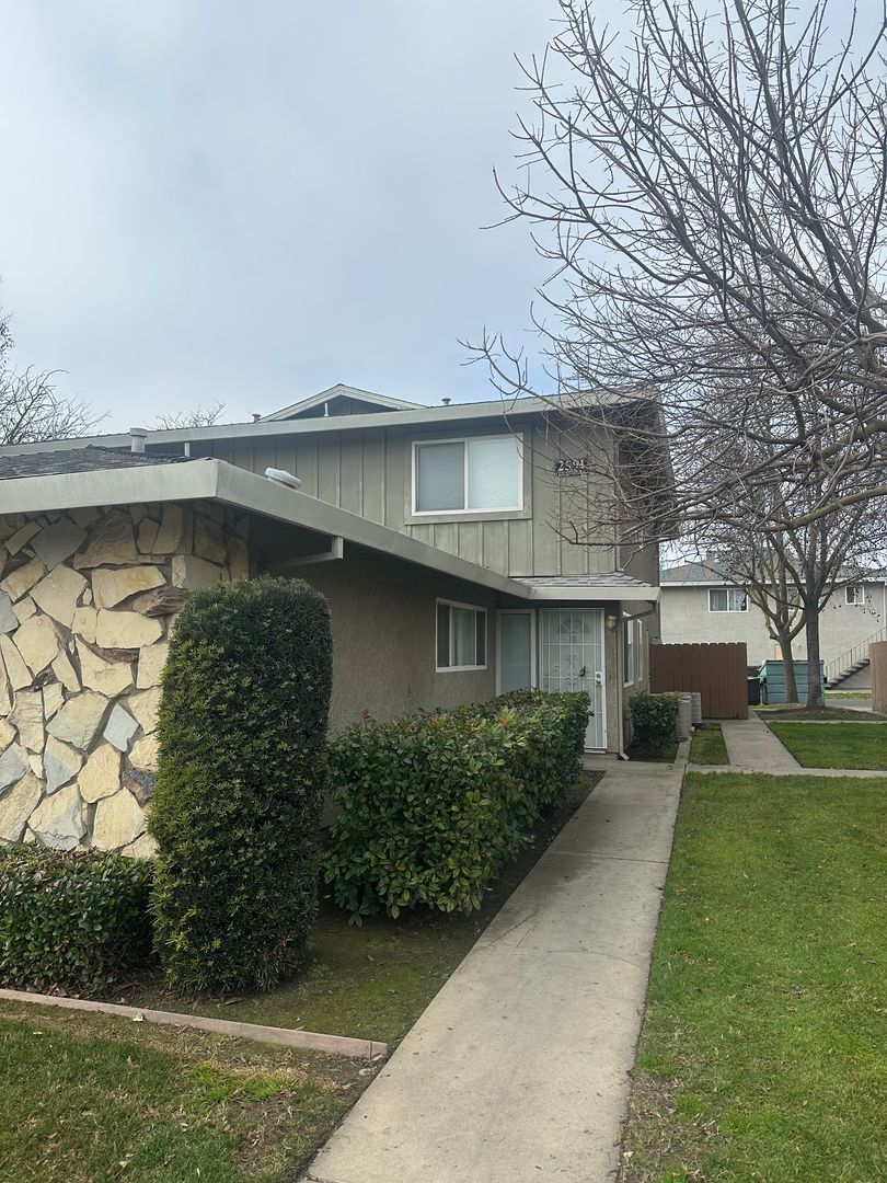 Modesto Apartment: 2501 Prescott Rd.