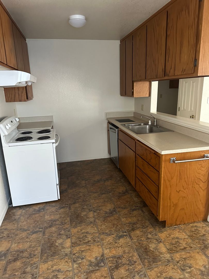 Modesto Apartment: 2508 Standiford Ave.