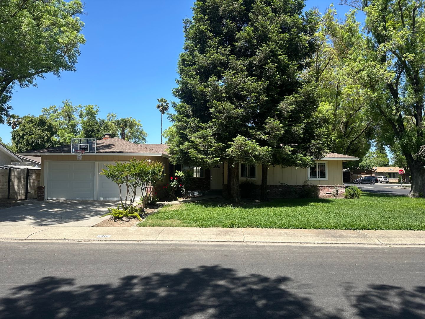 Modesto House: 1917 Rossmoor Way