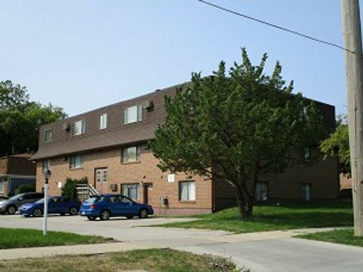 East side Iowa City Apartment close to Dining and Parks.