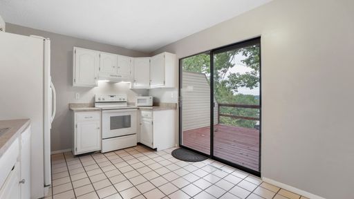 2B/2.5B LAKEFRONT TOWNHOME (MOVE IN SPECIAL!)