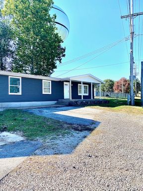 LONG TERM RENTAL HWY W Newly Renovated 3 Bedroom 1.5 Bath – photo 1