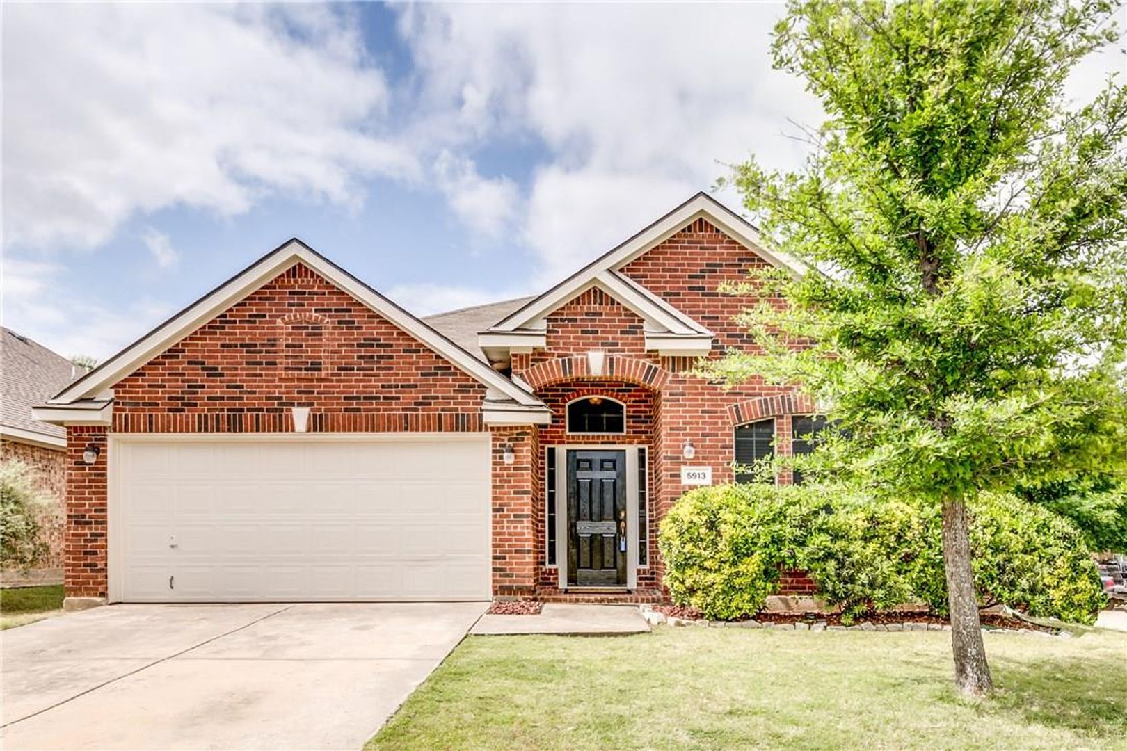 Frisco House: 5913 Dustin TRL.