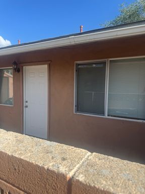 Beautifully Renovated 2 Bed / 1 Bath with Private Courtyard - Available Now – photo 1
