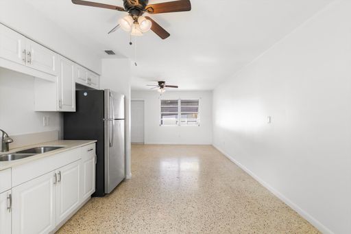 Charming 2BR/1BA with Fenced Yard & Outdoor Shower – Available Now – photo 1