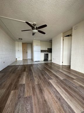 Sunset Lakeview 3 bedroom, 2 bath, 1 parking, water/sewer incl, amenities, renovated unit in 2022 – photo 1
