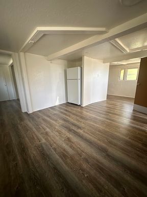 Kaimuki/Waialae near Kahala Mall, 1 bed, 1 bath, 1 assigned parking stall, water & sewer, gas, electricity except elec for AC – photo 1