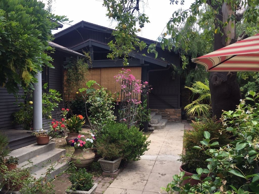 Los Angeles Apartment: 1752-1762 Garfield Place