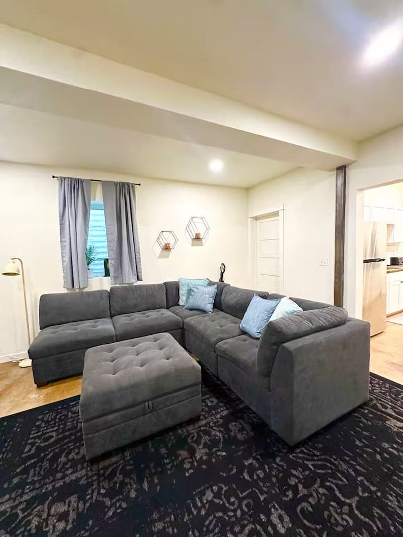 Moscow Apartment: 404 S Van Buren