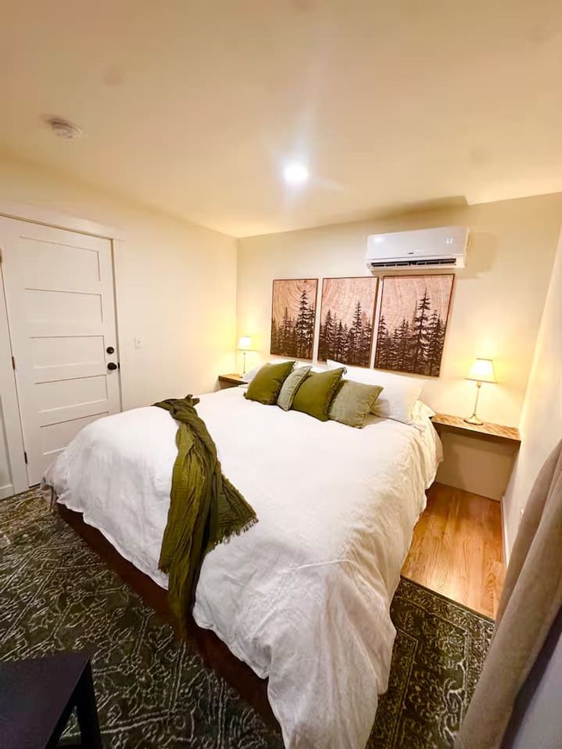 Moscow Apartment: 404 S Van Buren