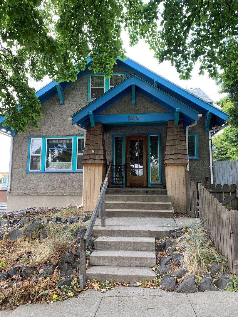 Moscow Apartment: 202 East 7th Street