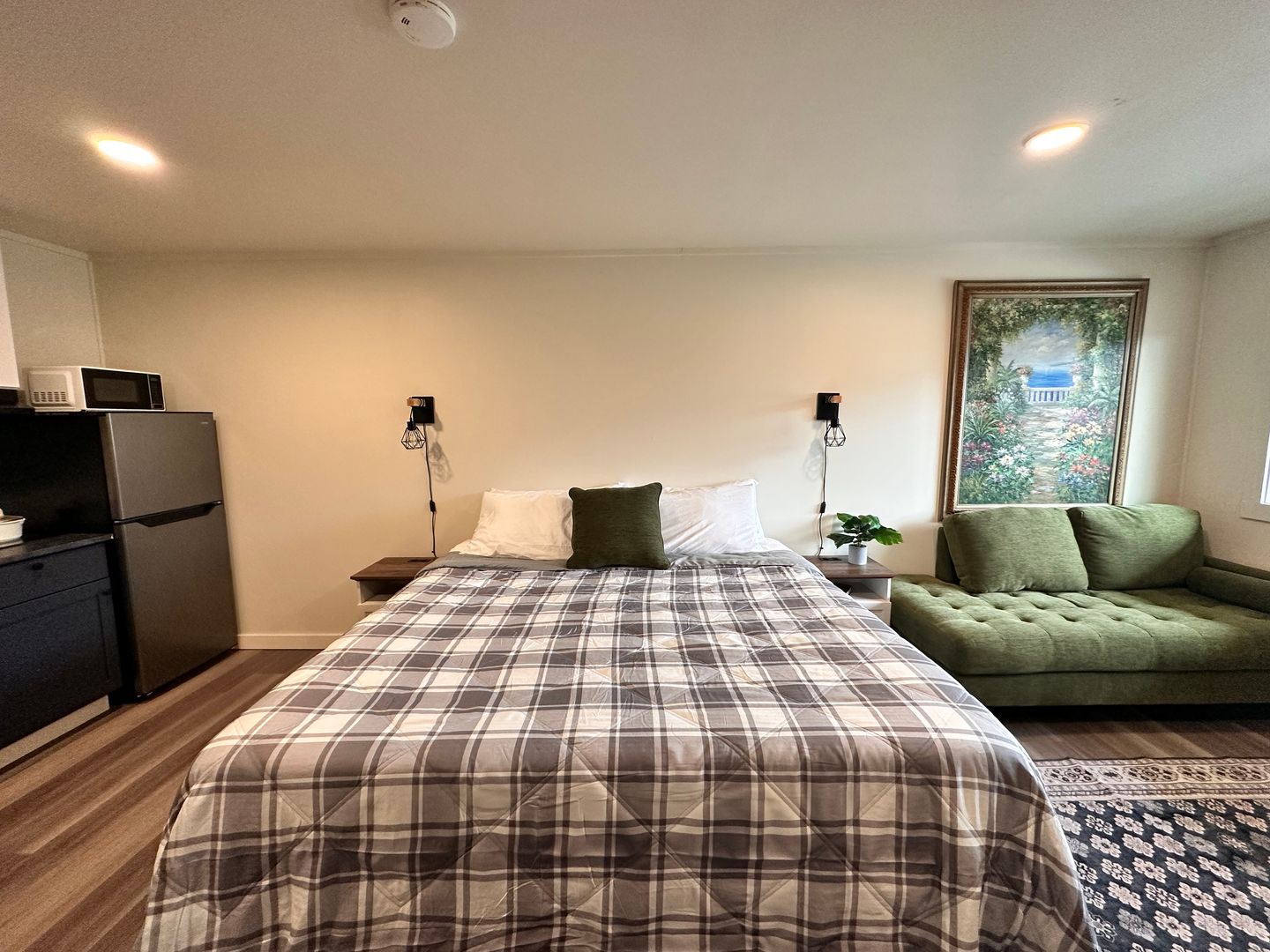 Sagle Apartment: 470700 US 95