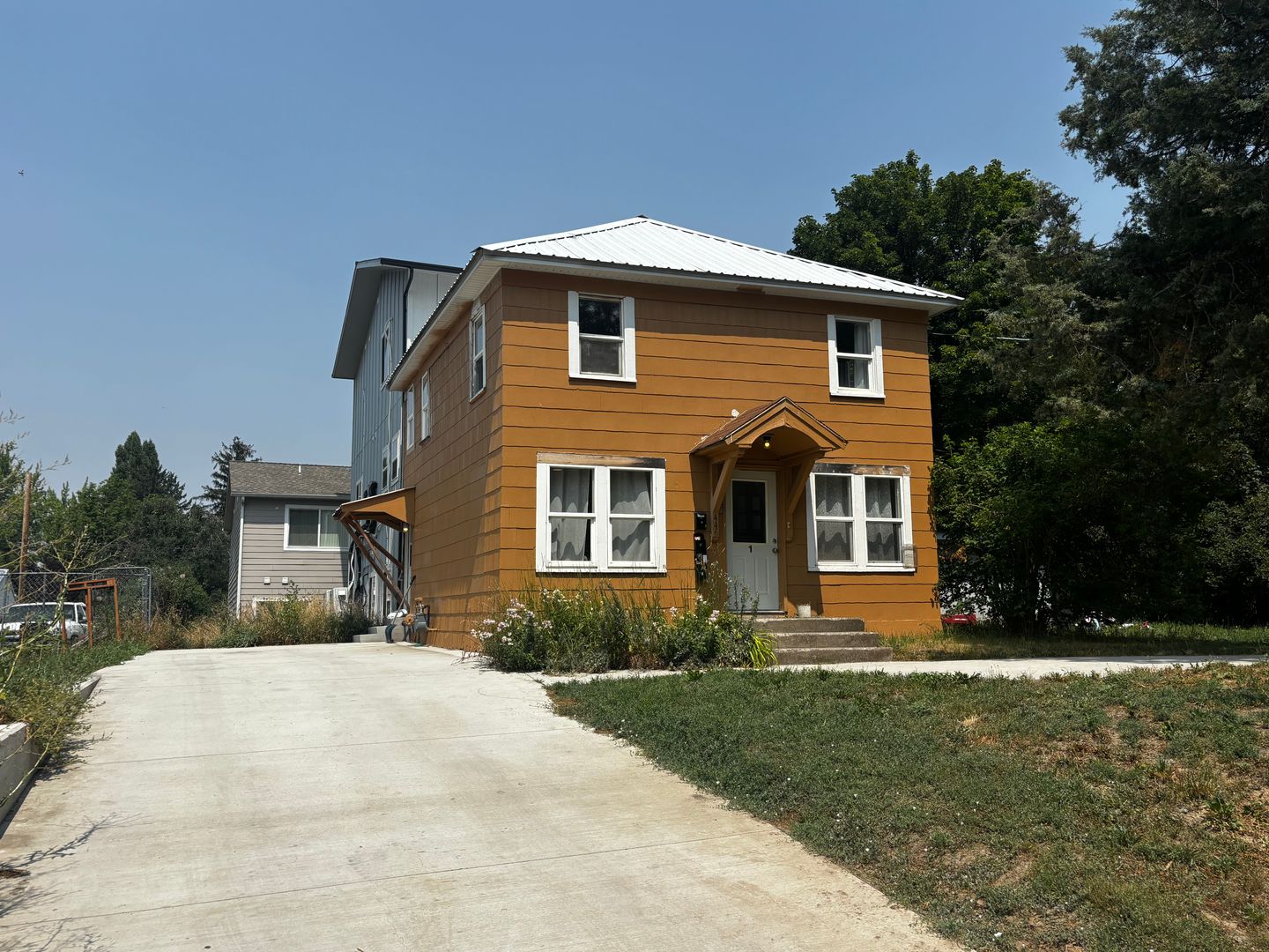 Moscow Apartment: 446 Lewis St.