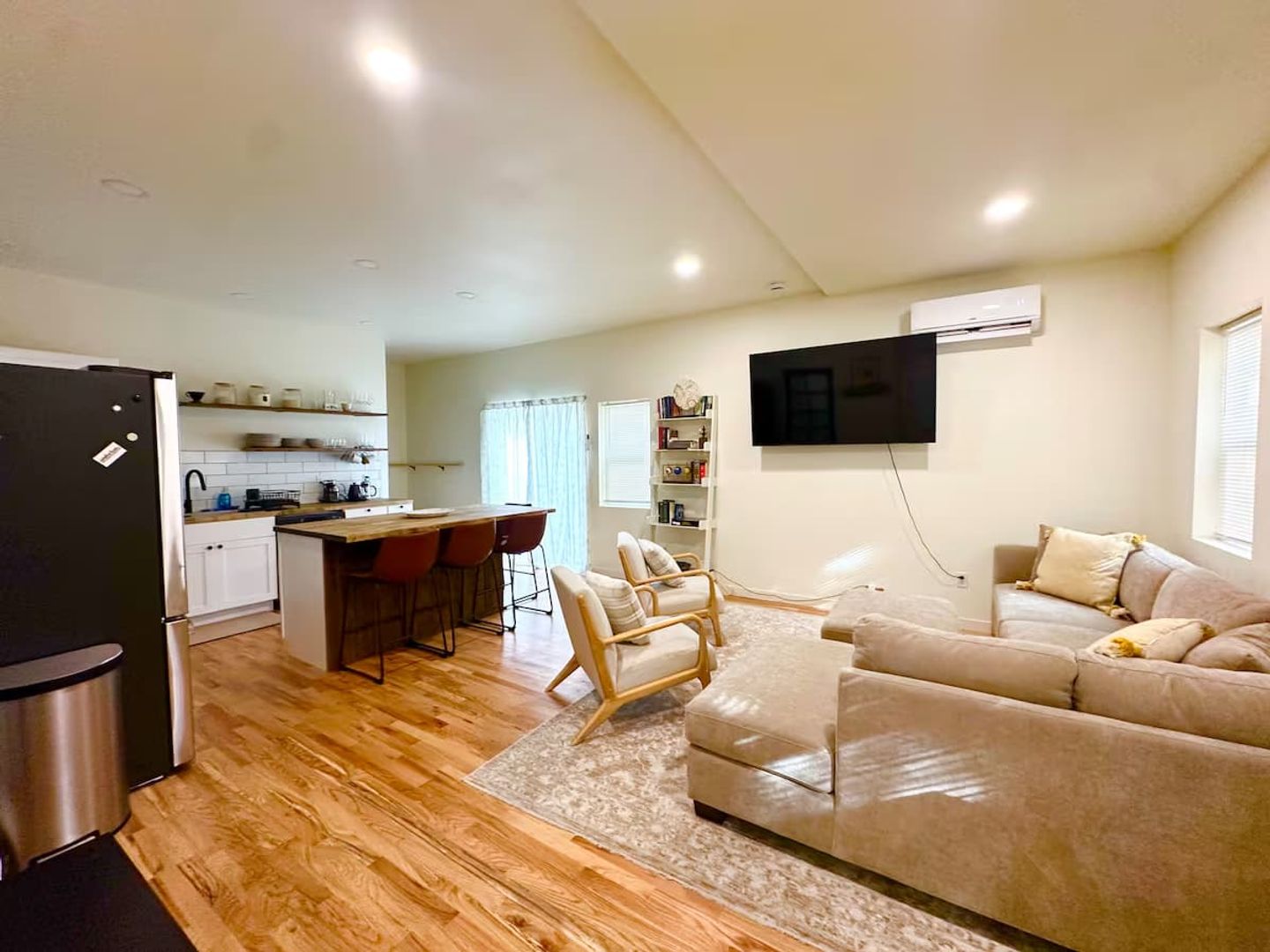 Moscow Apartment: 404 S Van Buren