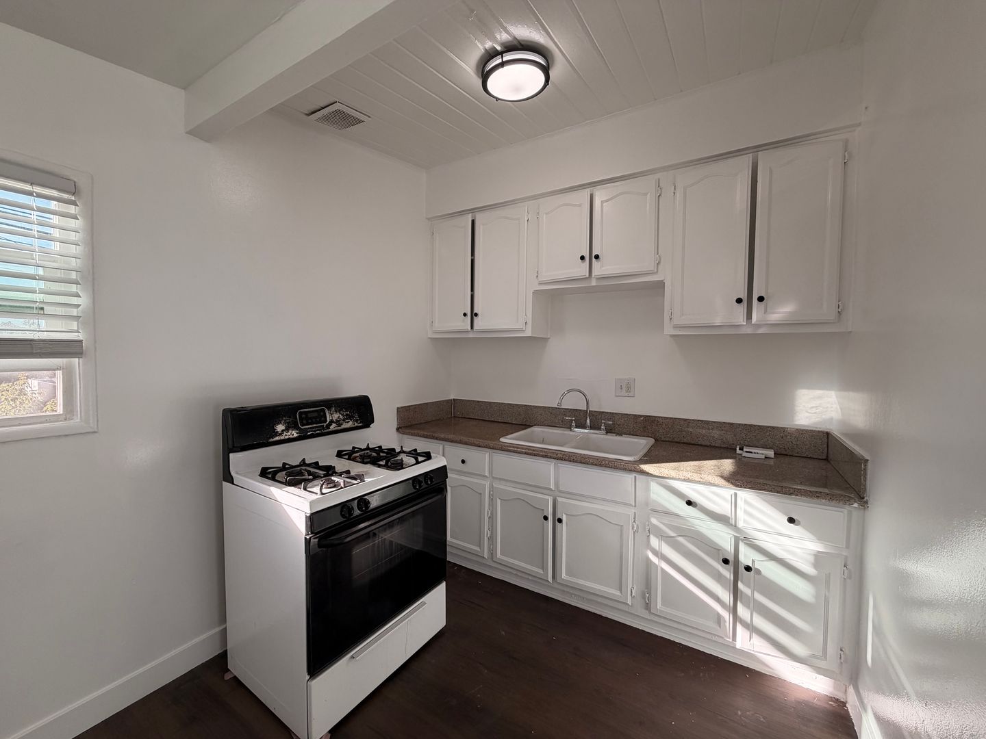 North Hollywood Apartment: 11903 - 11913 Vanowen St.