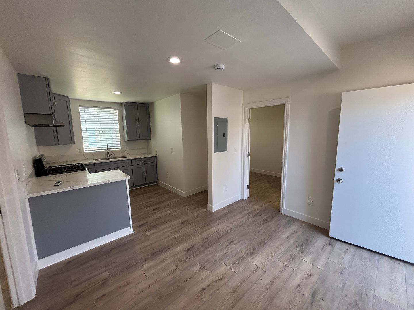 Los Angeles Apartment: 255 S. Ave. 55