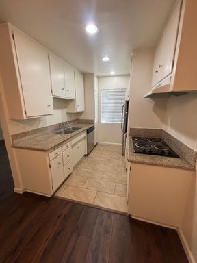 Spacious 2BR/1.5BA First-Floor Apartment with Garage Parking in Burbank! – photo 1