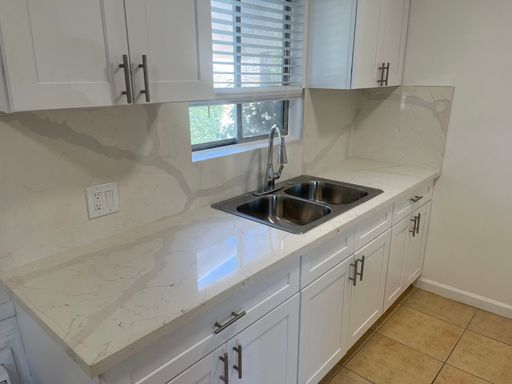 Large 1 bed/ 1bath Unit in NoHo – photo 1