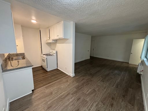 Spacious 700 Sq Ft Upstairs 1BR in Prime Sherman Oaks – Parking, A/C & Tons of Storage! – photo 1