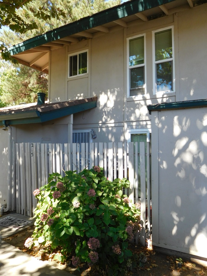 Sacramento House: 215 Roundtree Court