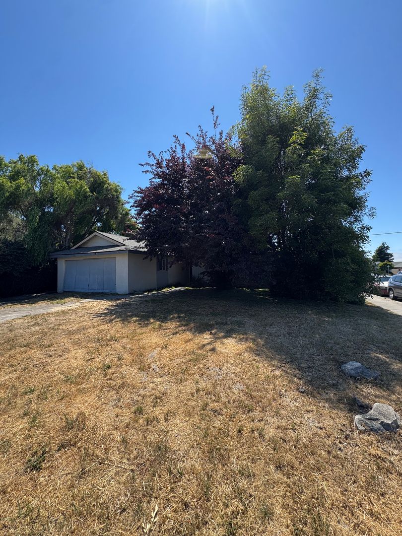 Lompoc House: 501 S Q St